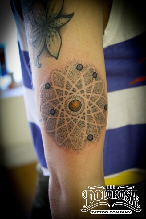 Chris Paez: carbon and something made by a cabron Atom Tattoo Design, Anti Tattoo, Atom Tattoo, Science Tattoos, Nerdy Tattoos, Sleeves Ideas, Little Tattoos, Stippling, Shoulder Tattoo