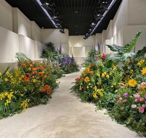 Off-White Celebrates the Life of Virgil Abloh With Flower Installations Plant Installation, Flower Installation, Diy Home Decor Ideas, Sunflower Decor, Installation Design, Home Decor Projects, Wedding Mood Board, Big Flowers, Diy Home Decor Projects