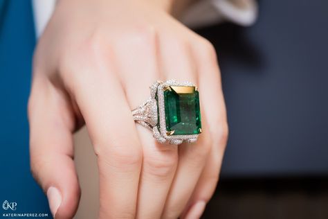 Takat cocktail ring with 24 cts Colombian emerald and 8 cts of diamonds. Photo by Simon Martner. Elegant Luxury Emerald Ring With Large Stone, Luxury Statement Emerald Ring, Emerald Cocktail Ring, Emerald Cocktail Rings Diamonds, Green Cocktail Ring, Luxury Polished Emerald Ring Collectible, Unusual Rings, Simple Diamonds, Bangles Jewelry Designs