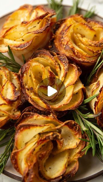 Potato Slices In Muffin Tin, Stacked Potatoes Muffin Tins, Easy Food Boards, Sliced Baked Potatoes In The Oven, Food Garnishes Ideas Presentation, Rose Potatoes, Fun Things To Cook, Baked Potatoes In The Oven, Potato Roses