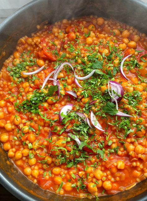 Pearl Couscous and Chickpea Skillet Pear Couscous Recipe, Couscous Chickpea, Vegan Couscous Recipes, Chickpea Skillet, Pearl Couscous Recipes, Easy Vegan Lunch, Pearl Couscous, Couscous Recipes, Healthy Lunch Meal Prep