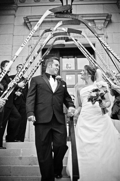 Hockey wedding. - OMG!! I need to marry someone who is a huge hockey fan like myself so I can do this! Dance Girlfriend, Hockey Wedding Theme, Hockey Wedding, Sports Themed Wedding, Mom Dresses, Sports Wedding, Boda Mexicana, Hockey Sticks, Preowned Wedding Dresses