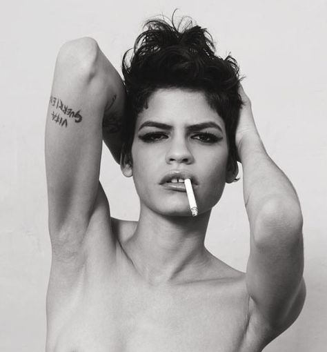 Omahyra Mota | 20 Models Who Prove That Short Hair Is Insanely Hot Diy Beach Hair, Style Androgyne, Androgynous Girls, Androgynous Models, Gap Teeth, Tattoo Models, 인물 사진, Beach Hair, Photoshoot Inspiration