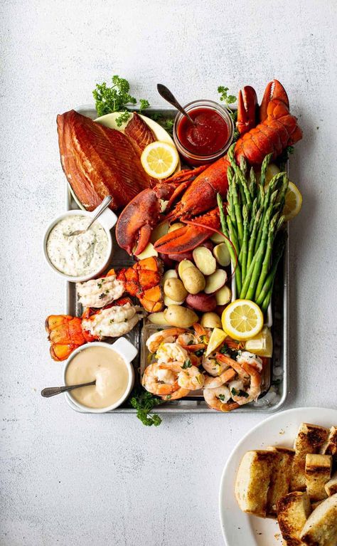 How to Make a Seafood Platter - Fresh Flavorful American Food Party, Sushi And Sashimi, Smoked Oysters, Baked Fish Recipes, Food Seafood, Brunch Spread, Fish Platter, Seafood Platter, Salmon And Asparagus