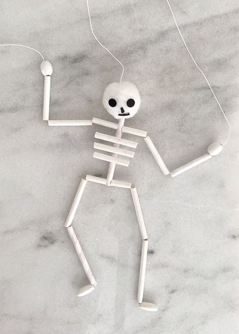 Diy Halloween Puppets, Skeleton Project, Halloween Crafts For High Schoolers, Skeleton Diy Projects, Halloween Diy Decorations For Kids, Puppet Craft, Paper Skeleton Craft, Skeleton Project For School, Puppet Diy