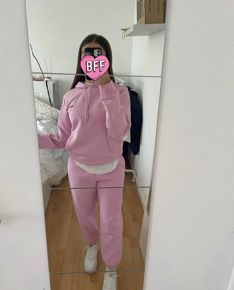 Ensemble Nike Rose, Zara Drip Winter, Lacoste Outfit Women, Ootd Sport, Outfit Zara Drip, Nike Rosa, Lacoste Outfit, Lacoste Tracksuit, Ootd Zara