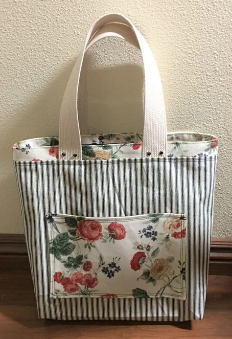 Ladies Purses Handbags, Shabby Chic Bags, Handbags Coach, Pretty Tote Bags, Tote Bag Pattern Free, Crafted Gifts, Bags For Ladies, Fusible Fleece, Fabric Tote Bag