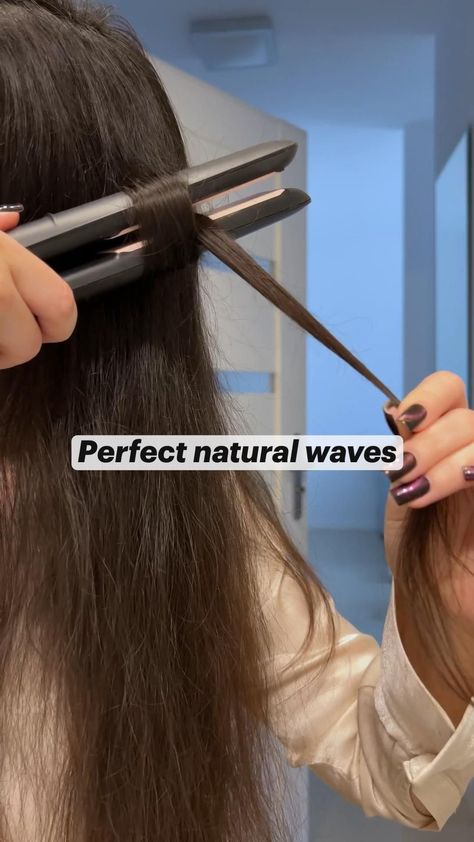 Super easy way to make natural waves with your straightener Wavy Hair With Straightener, Easy Curled Hairstyles, Curls With Straightener, Curl Hair With Straightener, Hair Curling Tips, Hair Style Korea, Hair Growing Tips, Hair Tips Video, Hair Tutorials Easy