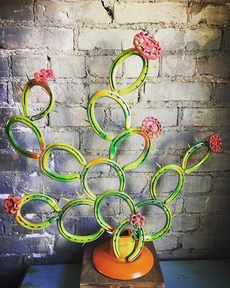 Cactus Indoor, Horseshoe Crafts Projects, Garden Cactus, Welding Crafts, Horseshoe Projects, Indoor Cactus, Western Crafts, Horseshoe Decor, Horseshoe Crafts