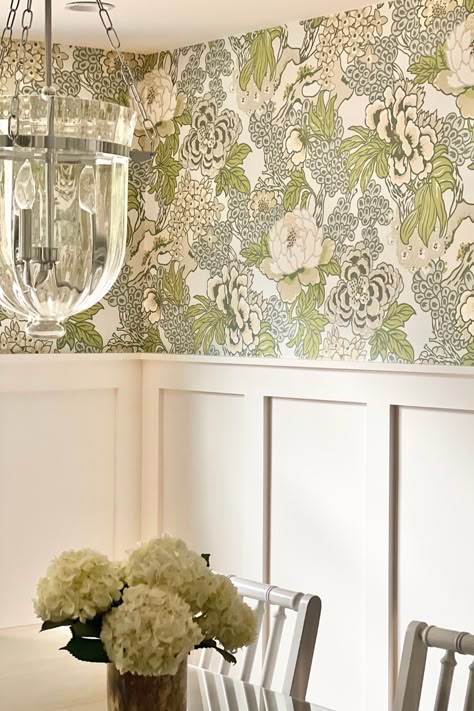 Ding Room Wallpaper, Dining Room Feature Wall Wallpaper, Traditional Wallpaper Dining Room, Wallpaper Dinning Room Wainscoting, Dining Room Green Wallpaper, Patterned Wallpaper Dining Room, Sitting Room With Wallpaper, Dining Room Wallpaper Chair Rail, Offices With Wallpaper