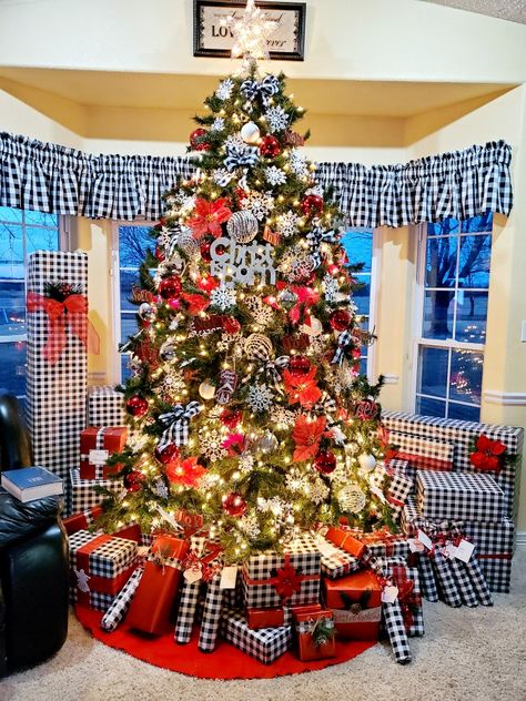 Gingham Christmas Tree, Gingham Christmas, Black Gingham, Holiday Tree, Holiday Crafts, Gingham, Table Settings, Christmas Tree, Holiday Decor