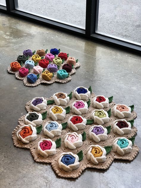 Diy Baby Blanket Crochet, Granny Square Häkelanleitung, Motifs Granny Square, Crochet Mug Cozy, Crochet Flowers Easy, Crochet Blanket Designs, Crochet Hexagon, Crochet Simple, Crochet Patterns Free Blanket