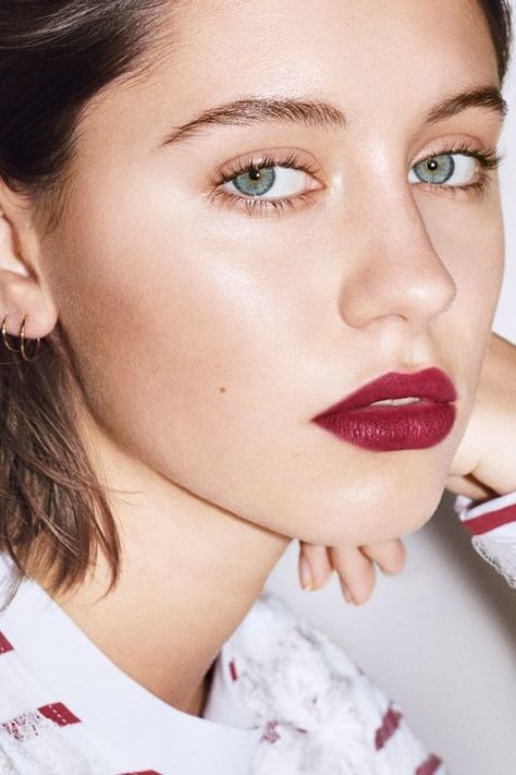 Iris Law Beauty Campaign Burberry Makeup, Beauty Campaign, Haley Bennett, Iris Law, Makeup Dark, Shop Street, Style Lookbook, Spring Beauty, Spring Summer 2017