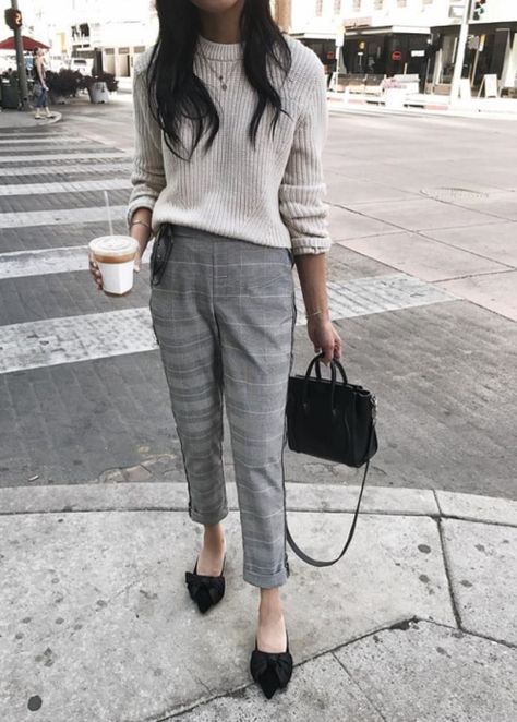 Turtleneck sweater with plaid pants look so cute #sweater2018 #pants #outfit #clothes #turtleneck Plaid Pants Outfit, Trendy Outfits Winter, Easy Style, Fashion Trends Winter, Plaid Pants, Womens Dress Pants, Summer Fashion Outfits, Professional Outfits, Fall Fashion Outfits