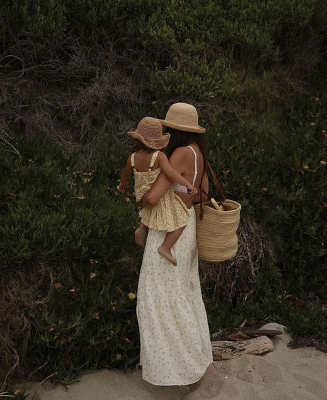 Summer Mom Aesthetic, Beach Mom Aesthetic, Tezza Barton, Beach Vacation Aesthetic, Mom And Toddler, Aesthetic Mom, Holly Brown, Beach Mom, Mom Aesthetic