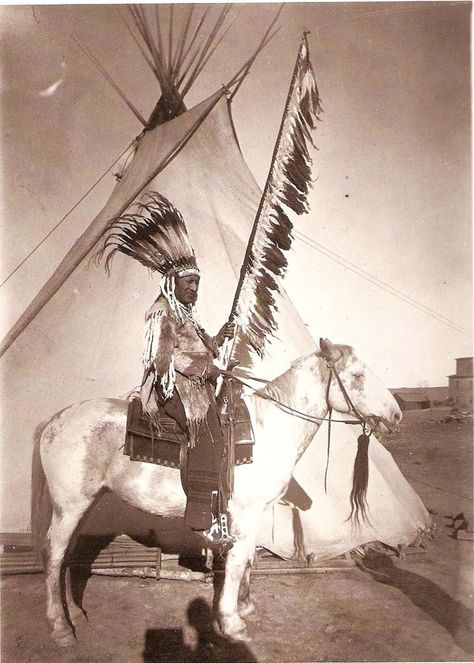 White Swan Edward S Curtis, Rubber Raincoats, Native American Photos, American Men, American Western, Native American Peoples, On Horseback, Indian Chief, White Swan