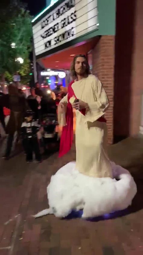 A viral video shows a man dressed up as Jesus Christ for Halloween, riding on a cloud and handing out bread. Funny Men Halloween Costumes, Funny Mens Halloween Costumes, Jesus Halloween Costume, Male Cosplay Ideas, Jesus Costume, Jesus Halloween, Cloud Costume, Biblical Costumes, Creative Halloween Costumes Diy