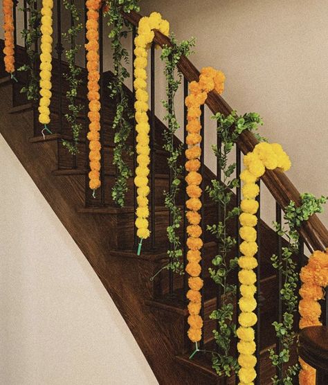 Mehndi Stairs Decor, Stairs Decoration Wedding Indian, Flower Decoration On Stairs, Marigold Staircase Decor, Flower On Wall Decor, Staircase Flower Decoration Indian, Nallungu Deco, Staircase Flower Decoration, Staircase Rangoli Designs