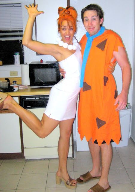 Cute couples costume... fred and wilma Flintstone! Diy Adult Halloween Costumes, Fred And Wilma Flintstone, Diy Fantasia, Halloween Costumes For Adults, Meme Costume, Halloween Costumes Diy Couples, Stylish Couples, Diy Couples Costumes, Costumes For Adults