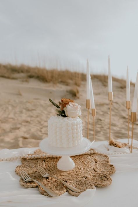 Beach Wedding Decor Ideas, Picnic Luxury, Picnic Elopement, Small Wedding Photography, Virginia Elopement, Luxury Picnic, Date Cake, Dating Ideas, Beach Cakes