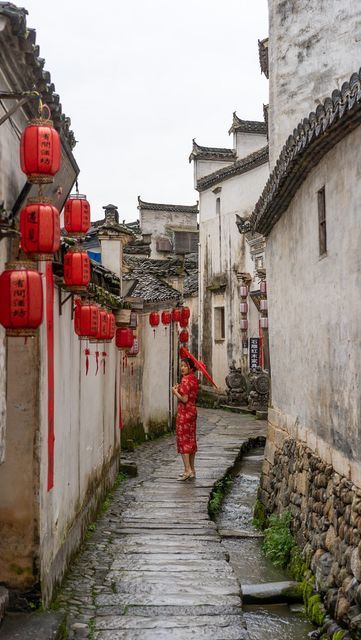 Phoebe | The Traveling Qipao on Instagram: "Turn up your volume for the best effect 🔈 Have you visited an old town in a China on a rainy day? It’s the most charming in my opinion 😍 📍Hongcun宏村, Anhui安徽 #china #chinatravel #chinatrip #chinatrips #china🇨🇳 #douyinchina #oldvillage #oldtown #aesthetics #aesthetic #ａｅｓｔｈｅｔｉｃ #chinalife #travelreels #chinese #chineseculture #chinesecrested #chinesestyle #chineseart" Old China Aesthetic, Red District, Japan Street, Chinese Crested, Awesome Places, Countries To Visit, Amazing Nature Photos, On A Rainy Day, China Travel