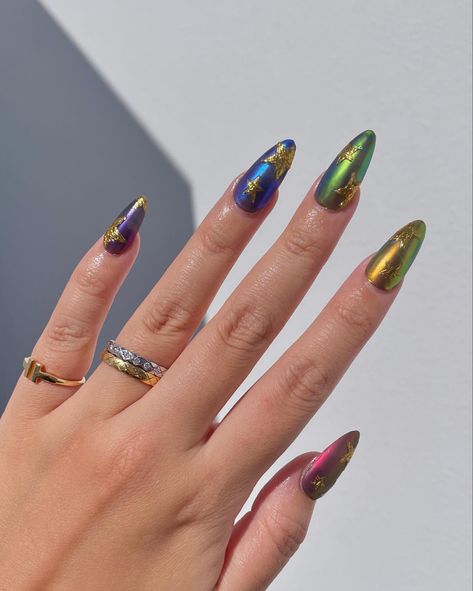 #chromenails #iridescentnails #holonails #diynails #auroranails #donutglazednails #glazednails #rainbownails #cutenails #chromepowder #unicornnails #diynails #nailinspo #nailtrends #trendynails Nails Stars, Chrome Designs, 3d Chrome, Holo Nails, Color Changing Nails, Chrome Nails Designs, Stiletto Nail Art, Chrome Colour, Matte Nails