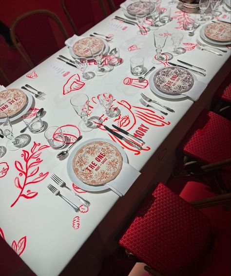 Table Cloth Alternatives, Butcher Paper Christmas Table, Art Dinner Party, Butcher Paper Tablecloth, Intimate Dinner Party, Restaurant Table Setting, Menue Design, Pasta Party, Dinner Party Decorations