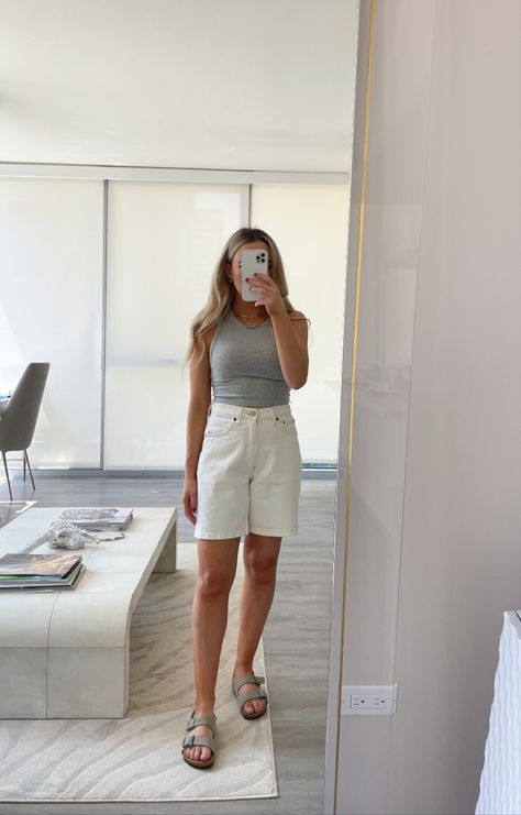 Off White Denim Shorts, Holiday Outfits Summer Shorts, White Long Shorts Outfit, Long Shorts Summer Outfits, Modest Summer Shorts, Modest Summer Shorts Outfits, Modest Shorts Women, Cute Modest Shorts, Kacki Shorts Outfits