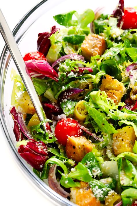 LOVE this easy Italian salad recipe! It's inspired by the Olive Garden, and made with fresh greens, croutons, pepperoncini, red onions, Parmesan, and a zesty (super simple!) Italian vinaigrette. Serve it as a side salad or as an entree! | gimmesomeoven.com #italian #salad #healthy #side #vegetarian #dinner #recipe Good Side Salad Recipes, Fresh Garden Salad, Nye Salads, Best Italian Salad, Easy Italian Salad Recipes, Best Garden Salad, Italian Christmas Salad, Side Salad Italian, Best Side Salad