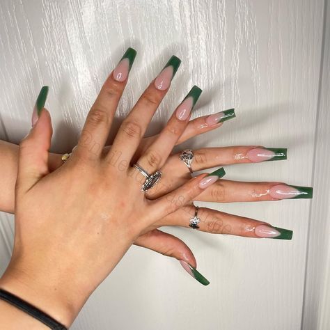 Classic Green Nails, French Tip Nails Square Medium, French Tip Acrylic Nails Green, Green French Tip Nails Coffin, Forest Green French Tip Nails, Green French Tip Nails Square, Emerald Green French Tips, Emerald Green French Tip Nails, Dark Green French Tip