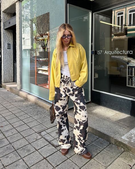 excited about the cow print🐄 do you like this trend?☺️ pants @pullandbear jacket @peppermayo shoes @bershka #bershkastyle #pullandbearcommunity #pullandbear #bershka Cow Pants Outfit, Cow Print Pants Outfit, Cow Print Fashion, Cow Print Outfit, Cow Print Pants, Cow Pants, Trend Pants, Printed Pants Outfits, Cow Outfits