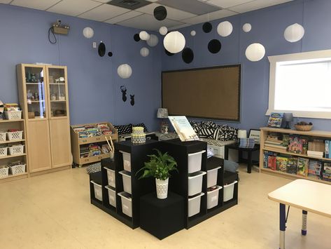 Blue And White Classroom, Black Classroom Theme, Blue Classroom, Kindergarten Decoration, Black White Decor, Kindergarten Decorations, Teacher Themes, Decoration Theme, Classroom Idea