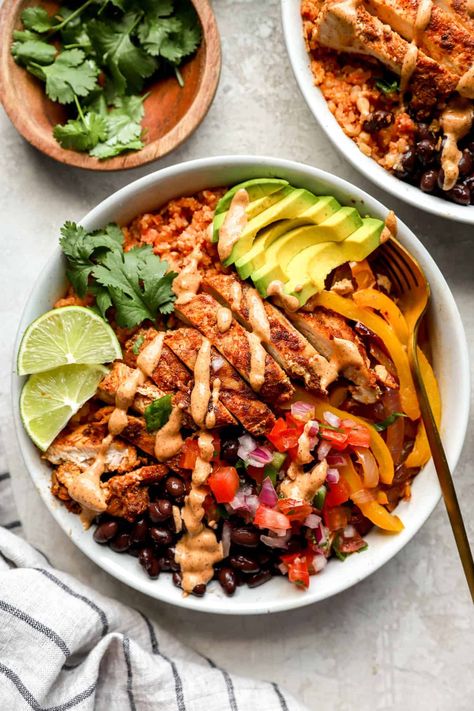 Fajita Burrito Bowl, Burrito Bowl Chicken Seasoning, Burittos Bowl Recipes, Chicken Chipotle Bowl, Burrito Bowl Chipotle, Copycat Chipotle Chicken Burrito, Chipotle Bowl Recipe, Mexican Chicken Bowl, Mexican Bowls