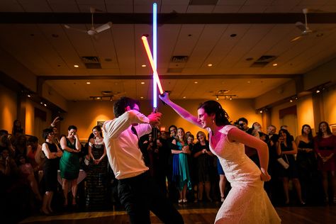 Wedding Lightsaber Duel, Nerdy Wedding Reception Ideas, Lightsaber Wedding Photos, Lightsaber Wedding, Lightsaber Battle, Star Wars Lightsaber, Twilight Wedding, Cursed Memes, Prom Picture