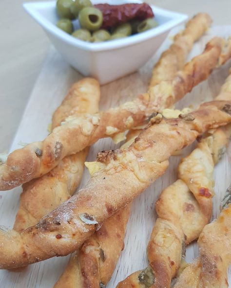 Sun-dried Tomato & Olive Bread Sticks Sun-dried Tomato & Olive Bread Sticks Recipe This recipe would be a great addition to your lunch, snack or grazing table 😍 Now, I'm not usually a lover of olives but in these bread sticks I absolutely love the slight saltiness they give (I just chop them up super fine) Recipe: 250g strong bread flour 1tsp yeast 1/2tsp sugar 1/2tap salt 1tsp garlic 1tsp herbs 1-2tbsp chopped olives 1-2tbsp chopped sun-dried tomatoes 1.5tbsp oil 150ml warm water 30g grated ch Olive Bread Sticks, Olive Garden Garlic Bread Sticks, Olive Garden Bread Sticks, Bread Sticks Olive Garden, Oil Herb Bread Dip, Olive Garden Breadsticks, Olive Bread, Bread Sticks Recipe, Olive Recipes