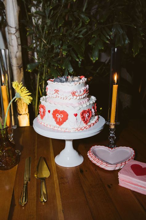 1960s Inspired Retro Wedding at Grassroom Los Angeles 1960s Wedding Reception, Vintage Kitsch Wedding, Wedding Reception Vintage, Kitschy Wedding Cake, Kitsch Wedding Decor, Wedding Cake With Cat, Valentine’s Day Wedding, 70s Wedding Aesthetic, Retro Wedding Aesthetic