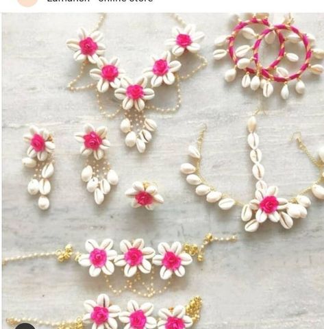 Jewelry For Haldi, Shells Jewelry, Cowrie Shell Jewelry, Haldi Function, Wedding Flower Jewelry, Mang Tikka, Cowrie Shells, Fabric Earrings, Beaded Jewelry Designs