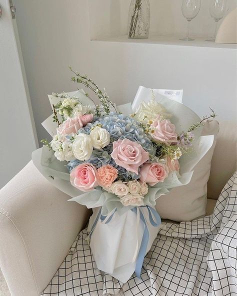 Flower Boquet, Graduation Flowers, Flower Bouquet Diy, Hydrangea Bouquet, Boquette Flowers, Flowers Bouquet Gift, Nothing But Flowers, Flower Studio, How To Wrap Flowers