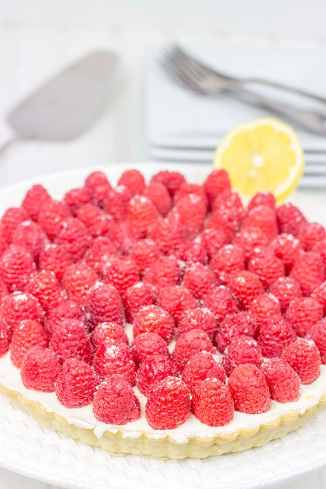 Lemon Raspberry Mascarpone Tart Mom Desserts, Raspberry Mascarpone, Raspberry Tart Recipe, Everyday Desserts, Mascarpone Tart, Mouthwatering Desserts, Low Cal Dessert, Mascarpone Dessert, Crunchy Mom