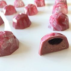 Ruby Chocolate Truffles, Ruby Chocolate Recipes, Raspberry Bonbons, Homemade Chocolate Bonbons, Chocolate Bonbons Recipe, Chocolate Pralines, Bon Bons Recipe, Chocolate Parfait, Ruby Chocolate