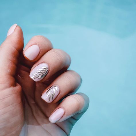 Palm Leaf Nail Art, Palm Leaves Nail Art, Tropical Neutral Nails, Palm Leaves Nails, Nails With Palms, Palm Nails Leaf, Palm Leaf Nails, Palm Nails, Tropical Nails