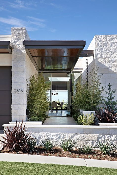 Romantic & Modern Design on California's Coast - Ocean Home magazine Mediteranian Modern House, Modern Mediterranean Style Homes, Organic Modern Exterior, Swahili Design, Desert Home Exterior, Modern Coastal House, California Ranch Style Homes, Transitional Home Exterior, Resort Style Home