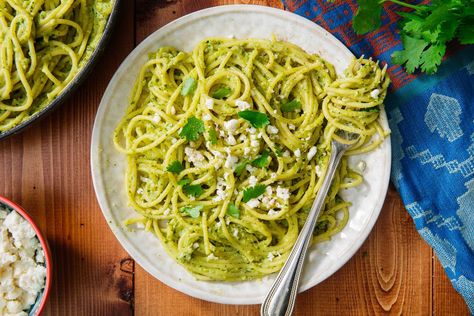 This Green Spaghetti Is For The Spicy Food LoversDelish Poblano Spaghetti, Mexican Green Spaghetti, Green Spaghetti Recipe, Poblano Sauce, Meatless Dinners, Vegetable Spaghetti, Spicy Dinner Recipes, Green Pasta, Chile Poblano