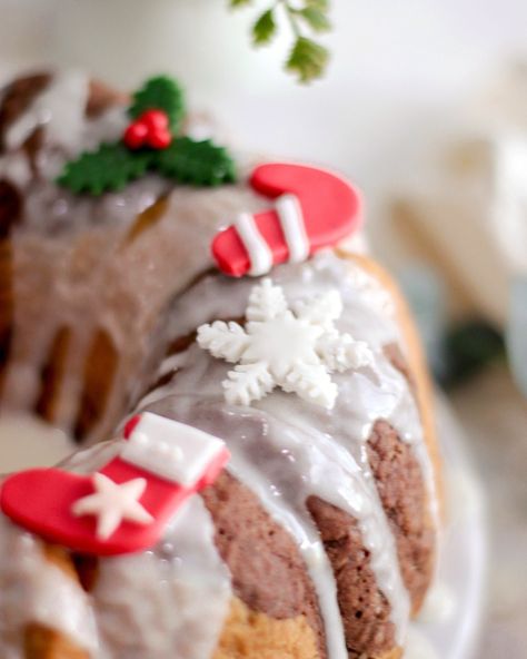 Marble Cake with Christmas decoration made from icing sugar Marble Cake Photography Styling, Marble Cake With Buttercream Frosting, Bundt Cake Photography Styling, Marbled Bundt Cake, Fudge Marble Bundt Cake, Marble Cake, Icing Sugar, Christmas Decoration, Food Photography