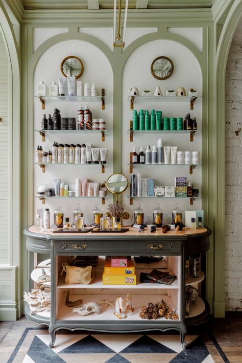 New York’s Blackstones Salon Just Became the City’s Best Beauty Shop | Vogue Eclectic Beauty Salon, Parisian Boutique Interior, Spa Boutique Ideas, Tiny Salon Ideas Small Spaces, Salon Display Ideas, Salon Booth Decor, Eclectic Salon, Artists Office, Salon Retail Display Ideas