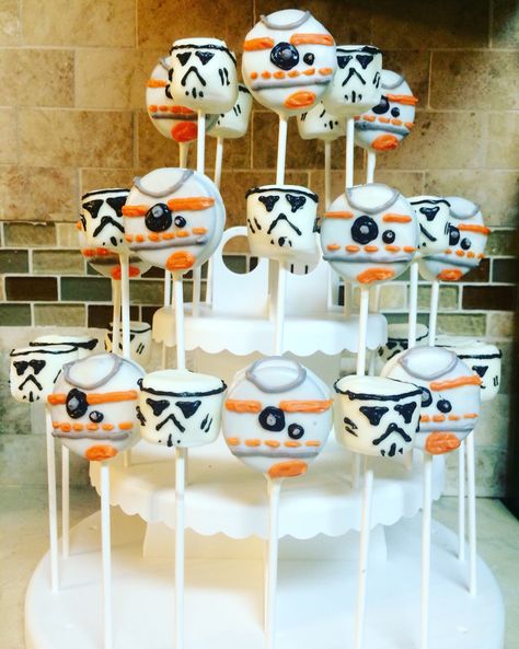 BB8 Oreo Pops & Storm Trooper Marshmallow Pops Star Wars Treats, Star Wars Dessert, Storm Trooper Cake, Star Wars Theme Birthday, Lego Star Wars Party, Star Wars Baby Shower, Star Wars Theme Party, Pop Cakes, Star Cake