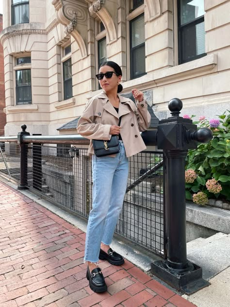 Cropped Trench Coat Outfit, Short Trench Coat Outfit, Crop Trench Coat, Trench Outfit, Cropped Outfits, Trench Beige, Cropped Trench Coat, Loafers Outfit, Short Trench Coat