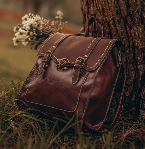 Dark Academia Bag, Vintage Leather Backpack, Brown Satchel, Anne With An E, Vintage Backpacks, Vintage Leather Bag, Brown Leather Bag, Bags Aesthetic, Cute Bags