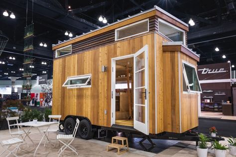 This is the SOL POD Mobile Studio. It’s a tiny house on wheels designed to be used as a backyard guest cottage, office space, art studio, or a combination of all of these things! Prefabricate… Tiny House Swoon, Tiny Office, Tiny House Blog, Backyard Cottage, Structural Insulated Panels, Tiny House Nation, Tiny House Inspiration, Backyard Office, Mobile Business