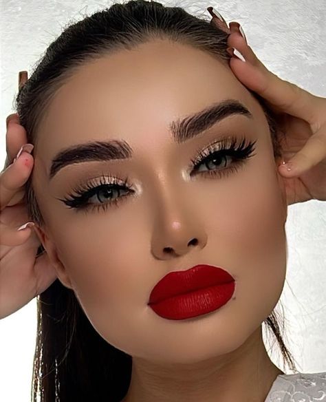 Lip Liner With Red Lipstick, Eyeshadow For Red Lips, Cute School Makeup, School Makeup Aesthetic, Makeup Poses, Bold Lipstick Makeup, Red Lipstick Makeup Looks, Seductive Makeup, Red Lipstick Looks